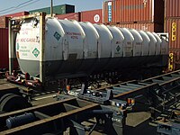 国際海上での『ヘリウム』輸送用に、アメリカ 『LINDE LLC』 が所有している40ft型、タンクコンテナ。 ※コンテナ個々の構造区分コード（42TG）使用。 【兵庫県・神戸ポート・アイランドにて】