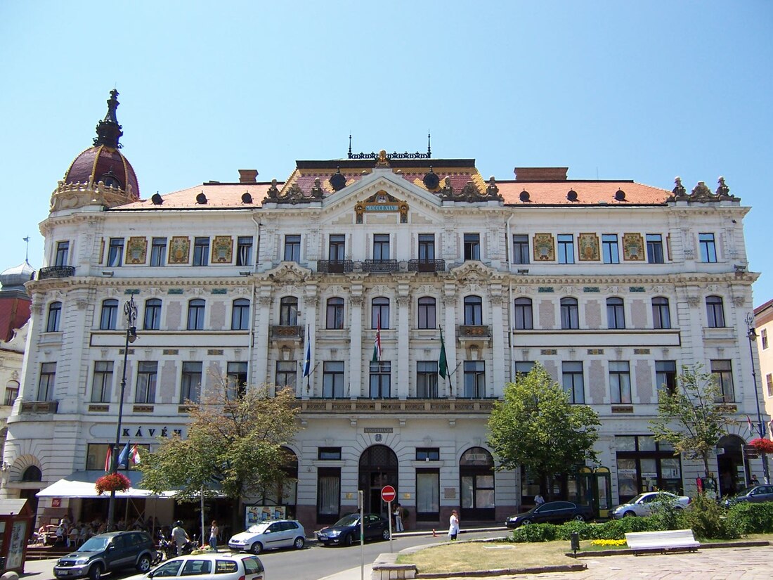 File:County Hall, Hungary Pecs 2005 June 035.jpg