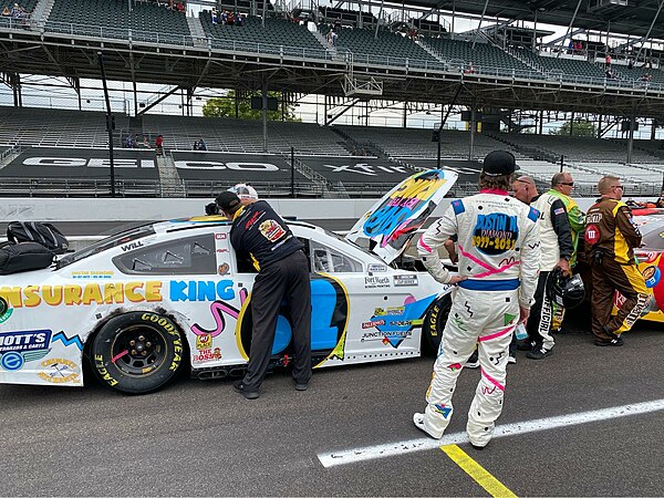 Bilicki's tribute car to Diamond. On the firesuit, it reads "Dustin N. Diamond 1977-2021".