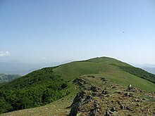 Dalla cima nord (1.806 m), lo sguardo spazia verso la vetta centrale (1.800 m) e quella principale (1.835 m).