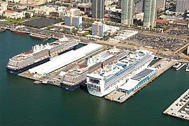 Vue du port de croisière de San Diego avec trois navires à l