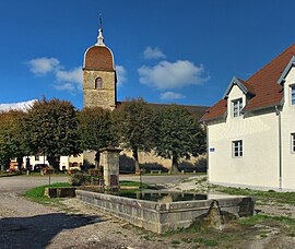 Фонтан и церковь в Cuse-et-Adrisans