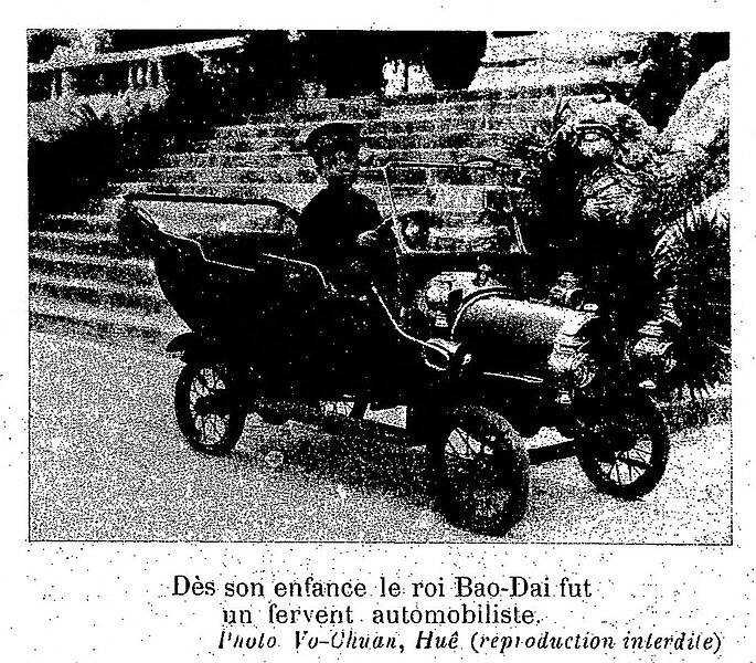 File:Dès son enfance le roi Bao-Dai fut un fervent automobiliste.jpg