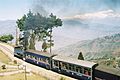 Zug der Darjeeling Himalayan Railway bei Batasia Loop