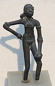 Dansatoarea de la Mohenjo-daro; 2400–1900 î.Hr.; bronz; înălțime: 10,8 cm; Muzeul Național din New Delhi (India)
