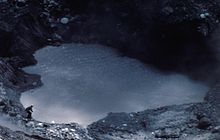 Johnston tomando una muestra del agua del lago.