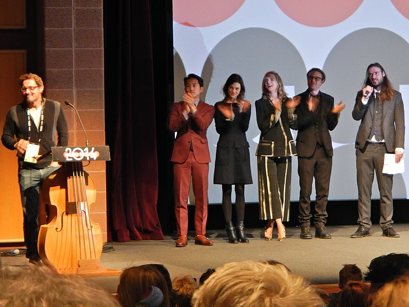 File:David Courier, Steven Yeun, Astrid Bergès-Frisbey, Brit Marling, Michael Pitt, and Mike Cahill (12025836505).jpg