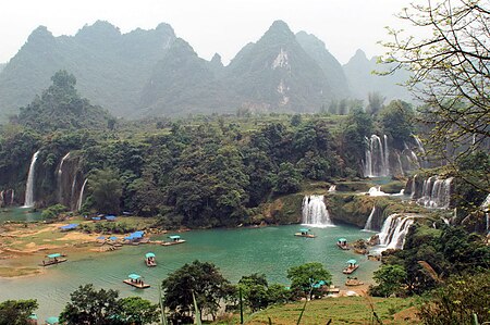 Tập_tin:DeTianWaterFall.jpg