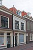 Winkelwoonhuis, 18de-eeuws of vroeg-19de-eeuws van karakter, met winkelpui uit het laatste kwart van de 19de eeuw in eclectisch-classicistische stijl.