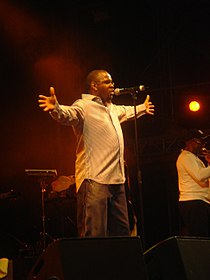 Dennis Seaton bei einem Auftritt von Musical Youth 2005