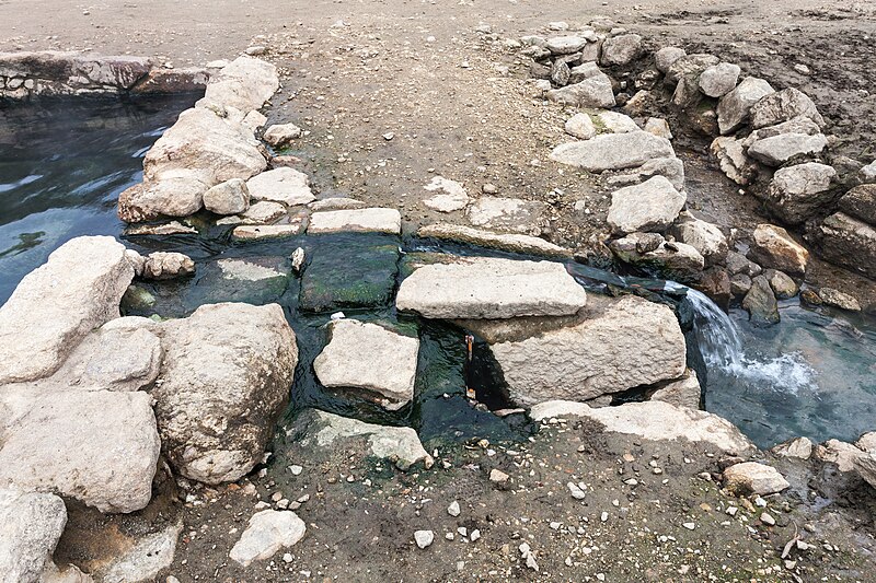 File:Desaugadoiro dos baños ao aire libre de Aquis Querquennis. Baños de Bande. Bande. Galiza.jpg