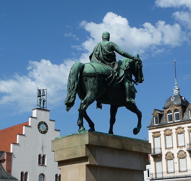 File:Doofer Gaul, doofer Reiter, doofes Denkmal - panoramio.jpg