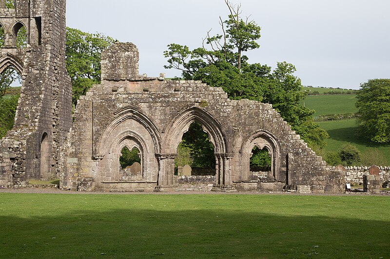 File:Dundrennan Abbey - general view of chapter house elevation.jpg