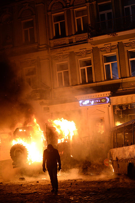 Fail:Dynamivska str barricades on fire. Euromaidan Protests. Events of Jan 19, 2014-5.jpg