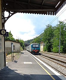 Locomotiva elettrica E464 di Trenitalia in coda ad un treno regionale per La Spezia, nell'agosto 2021