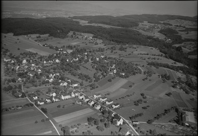 Das Dorf im Jahr 1949: Luftbild von Werner Friedli, Blick von Nordwesten. Rechts unten das Schulhaus, links der Mitte die frühere Wendeschleife des Busses.