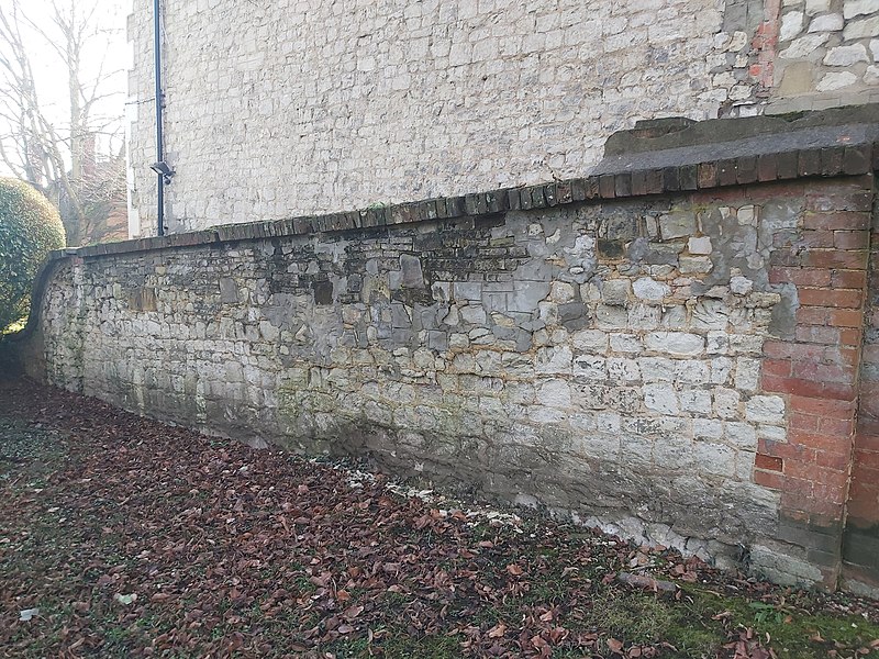 File:East garden wall to West Meon House, Farnham.jpg