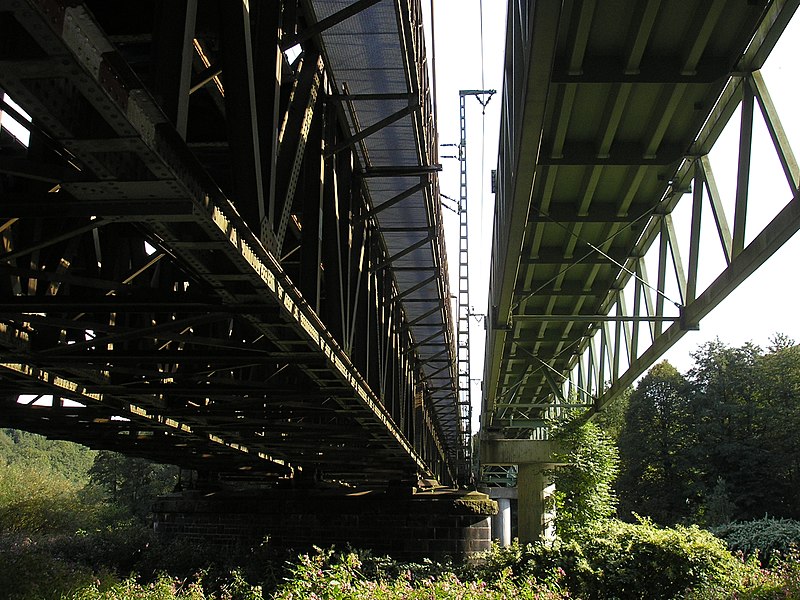 File:Eisenbahn- und Fussgängerbrücke Windeck-Herchen.JPG