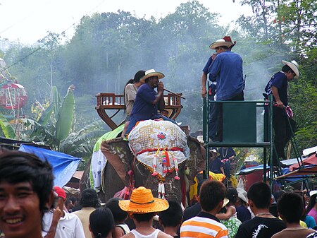 ไฟล์:Elephant parades in Ban Tuk (Si Satchanalai)4.jpg