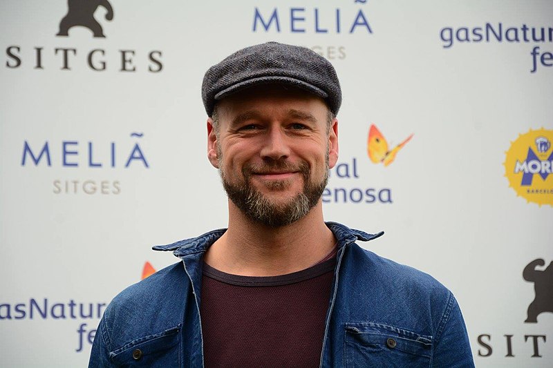 File:Elliot Cowan - MUSE (36878500124).jpg