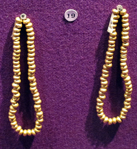 File:Età del ferro iniziale, collier con perle d'oro, da boarta, VII sec. ac..JPG