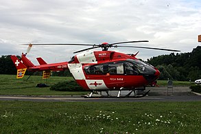 A svájci mentőszolgálatok Eurocopter EC145 típusú helikoptere a repülőtéren