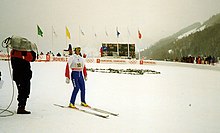 Un sauteur à ski juste après la réception de son saut.
