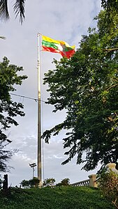 Bandera de Myanmar en Byint Naung Statue Garden Park.jpg