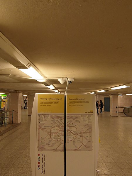 File:Flickr - IngolfBLN - Berlin - U-Bahnhof Kottbusser Tor (31).jpg