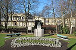 Miniatuur voor Bestand:Flowermonument Bronbeek 27 Januari 2012 - panoramio.jpg