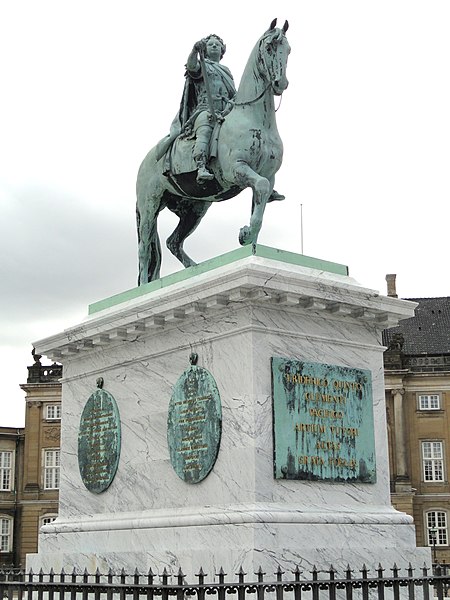 File:Frederik V statue in Amalienborg Palace - DSC07133.JPG