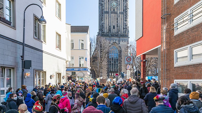 File:Friedensdemonstration statt Rosenmontagszug, Solidarität Ukraine, Köln-0348.jpg