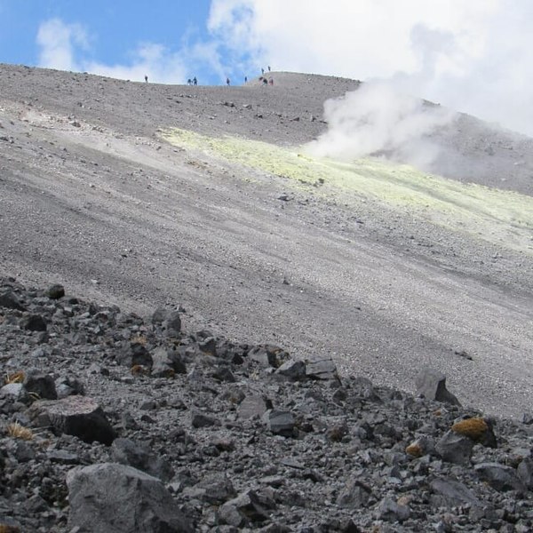 File:Fumarola activa Volcán Puracé 14-10-2018.jpg