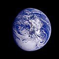 Ziemia - pierwszy kadr z filmu ukazującego rotację planety