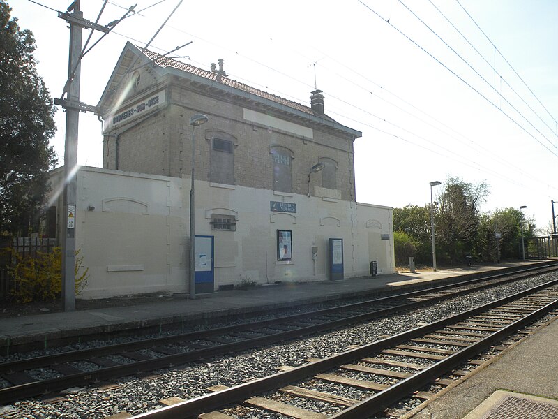 File:Gare de Bruyères-sur-Oise.JPG