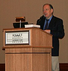 Giddins speaking at an American Library Association conference in Chicago, 2009.