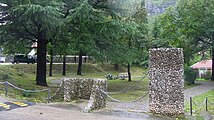 Gedenkstätte vor dem Friedhof Skaljari, etwa 15 Gehminuten von Kotor (Cattaro) entfernt. Unterhalb der Friedhofsmauer wurden die vier Matrosen standrechtlich erschossen.