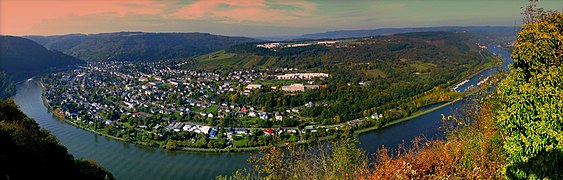 Germany - Traben-Trarbach – Blick vom Weinhaus „Schöne Aussicht“ in Starkenburg auf die Moselschleife - panoramio.jpg