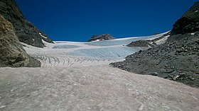 Vue du glacier de Rhêmes-Golette depuis son front glaciaire avec le sommet de la Granta Parey, en Italie, au centre.