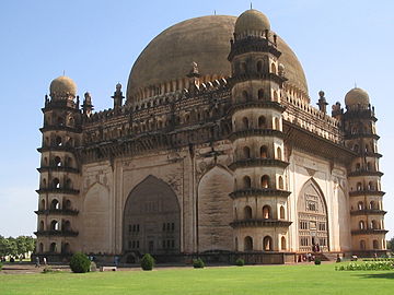 Gol Gumbaz, beddrod Adil Shahi, Bijapur, India, y gromen ail-fwyaf yn y byd