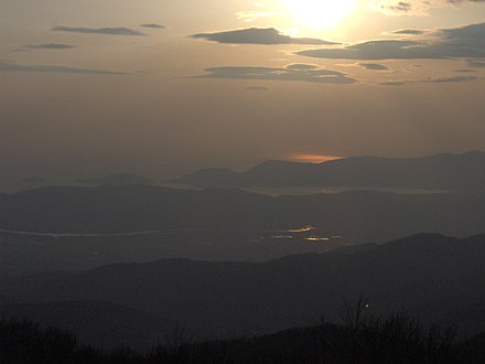 Evening light Deutsch: Ausblick von den Apuanischen Alpen, der Golf als schmaler Streifen in Bildmitte vor den Inseln