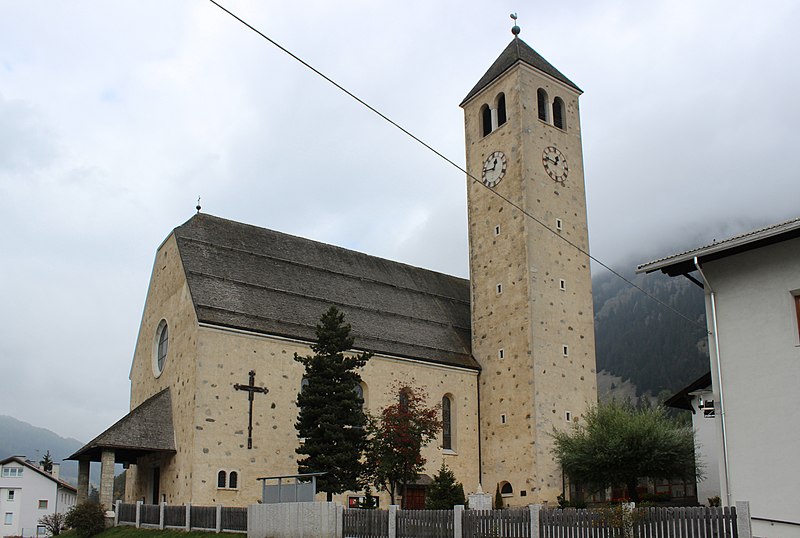 File:Graun Reschen Pfarrkirche St. Sebastian.jpg