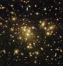 Resultado de imagen de El cÃºmulo de galaxias Abell 1689 desvÃ­a la luz