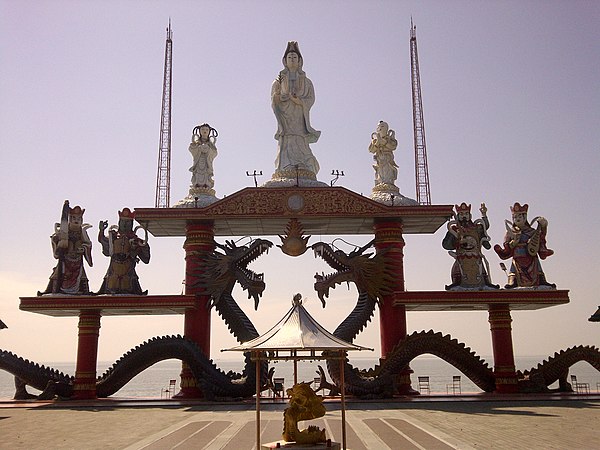 Patung Guan Yin di Klenteng Sanggar Agung, Surabaya.