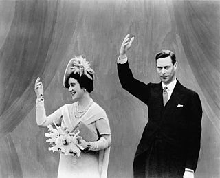Elizabeth portant une robe, un chapeau et un bouquet et George VI en costume font signe de la main.