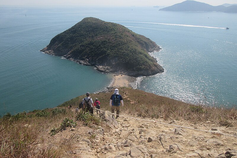 File:HK ALC 鴨脷洲 Ap Lei Chau 東博寮海峽 East Lamma Channel 鴨脷排 Ap Lei Pai view 香港仔海峽 Aberdeen Channel rock beach November 2019 IX2 12.jpg