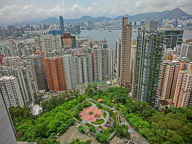 File:HK North Point Mid-Levels Summit Court view Victoria Harbour n Kowloon mountains June-2014.JPG