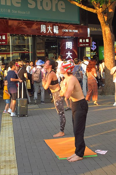 File:HK TST Russian 技巧體操 acrobatic gymnasts 街頭藝人 street performers 梳士巴利道 Salisbury Road round the world tourist October 2018 IX2 22.jpg