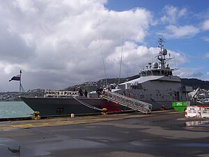 HMNZS Pukaki (P3568) пришвартовался у Квинс-Уорф, Веллингтон.