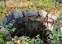 Brunnen vid banvallen